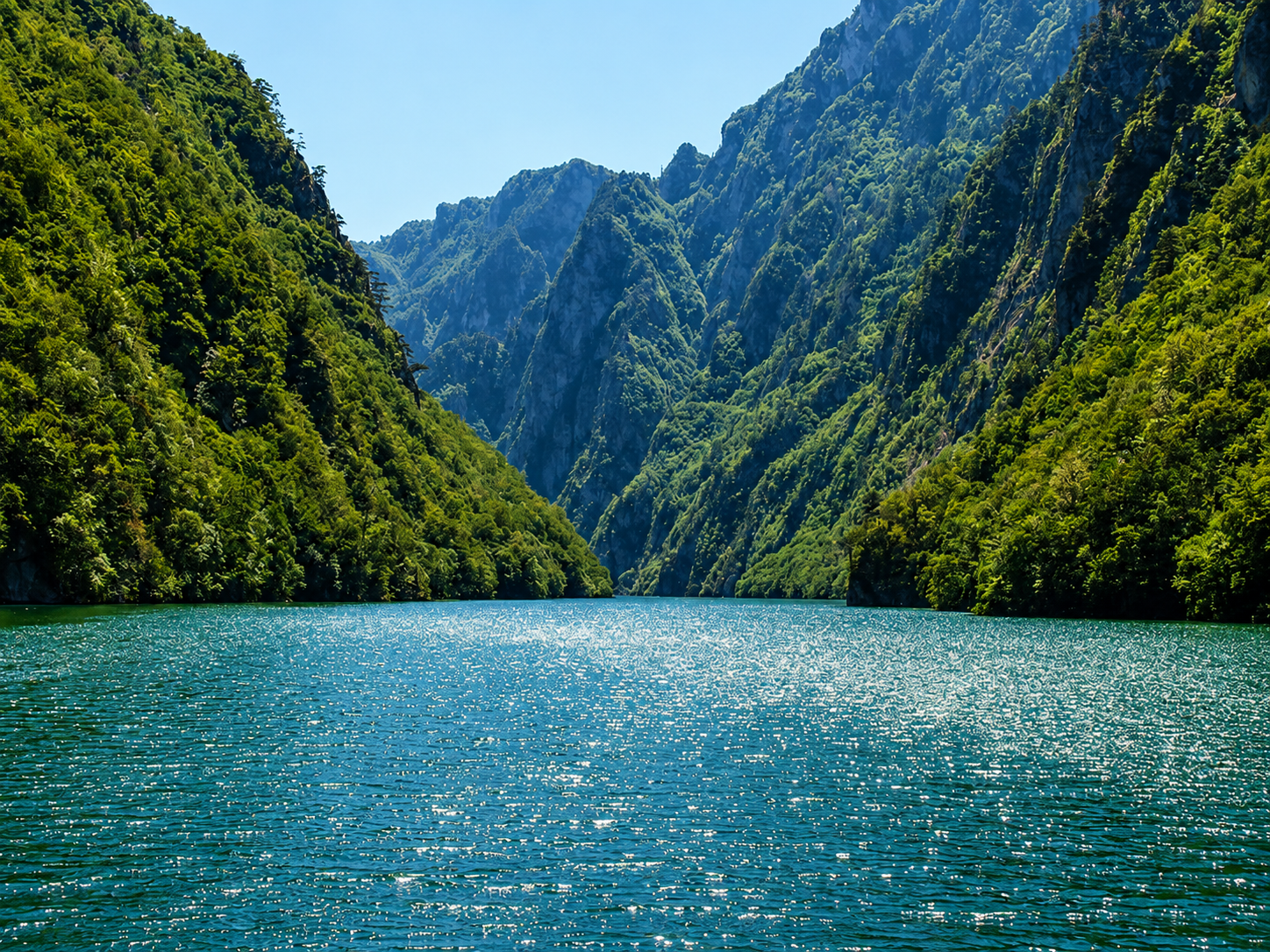 Spust niz Drinu desantnim čamcem kroz kanjon kod Ljubovije