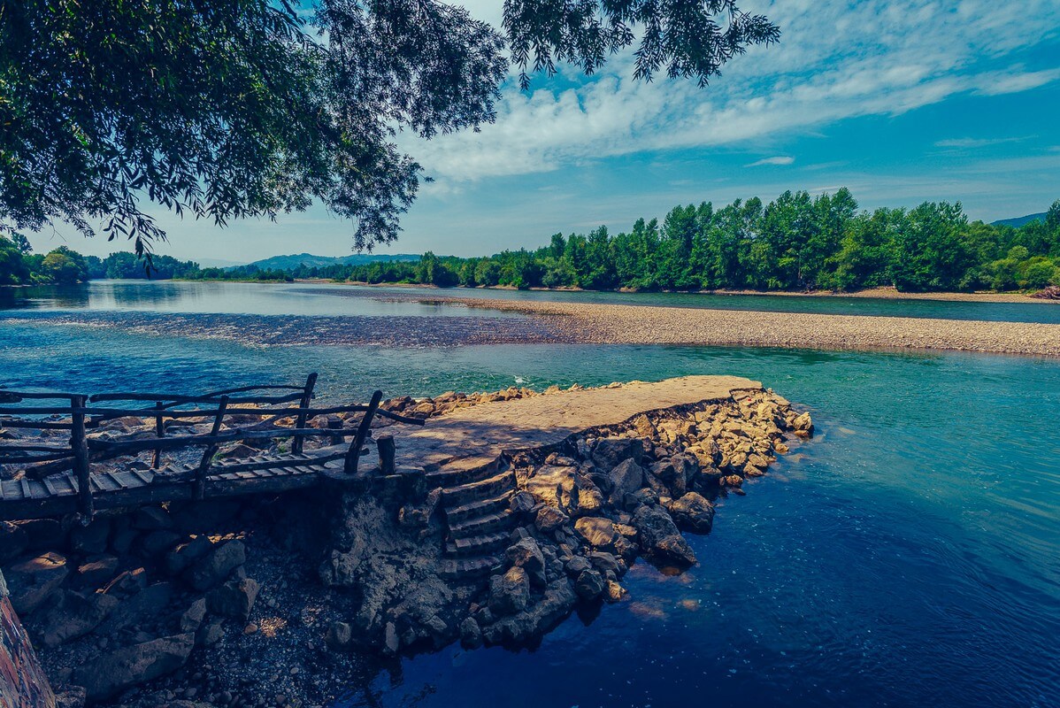 Šljunkovita plaža i Drina kod Etno sela Sunčana reka