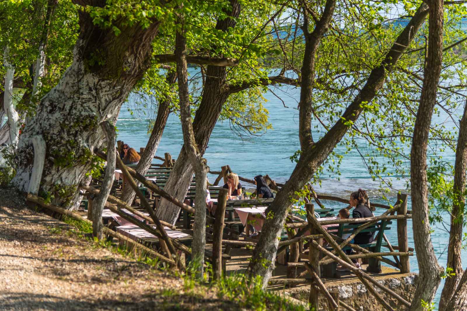 Terasa nad Drinom u Etno selu Sunčana reka